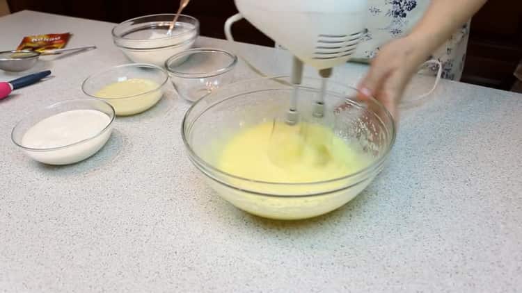 Torta elkészítéséhez egy párológéppel fotóval ellátott lépésről lépésre recept szerint megverjük az összetevőket