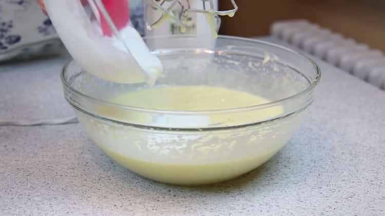 Um einen Kuchen zuzubereiten, den Schmied nach einem Schritt-für-Schritt-Rezept mit einem Foto mit Sauerrahm abschmecken