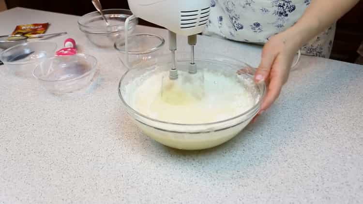 Um einen Kuchen zuzubereiten, kombinieren Sie die Zutaten mit einem Dampfgarer nach einem schrittweisen Rezept mit einem Foto