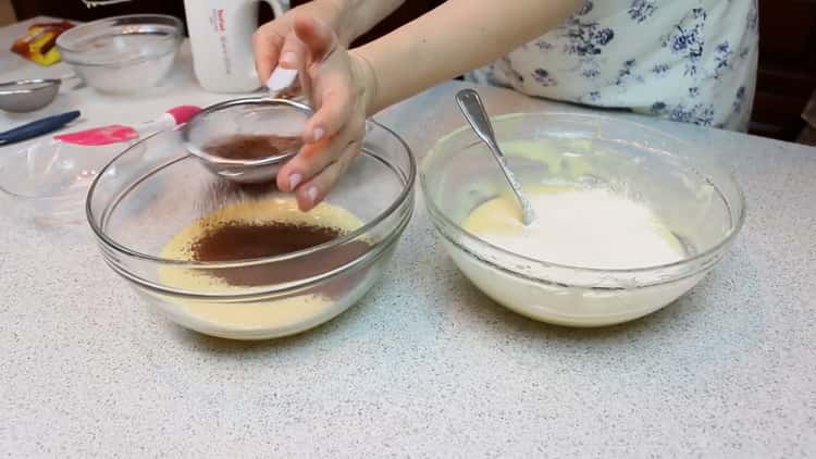 Um einen Kuchen zu backen, gibt der Schmied nach einem Schritt-für-Schritt-Rezept mit Foto Mehl und Kakao zum Teig