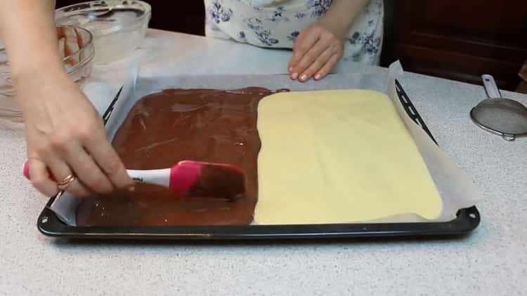 Um einen Kuchen zuzubereiten, legt der Dampfer nach einem Schritt-für-Schritt-Rezept mit einem Foto den Teig auf ein Backblech
