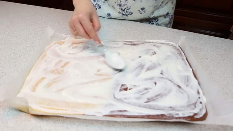 Για να φτιάξετε ένα κέικ, ο κριθάρι σύμφωνα με μια συνταγή βήμα προς βήμα με μια φωτογραφία, λιπαίνετε τα κέικ με ξινή κρέμα