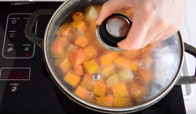 покрийте казана с капак и оставете супата да се готви, докато зеленчуците са готови.