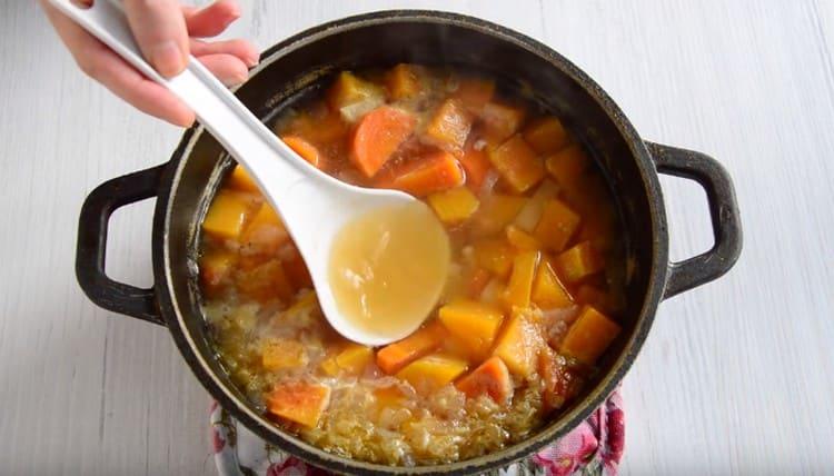 Ако е необходимо, изсипете част от бульона в готовата супа.