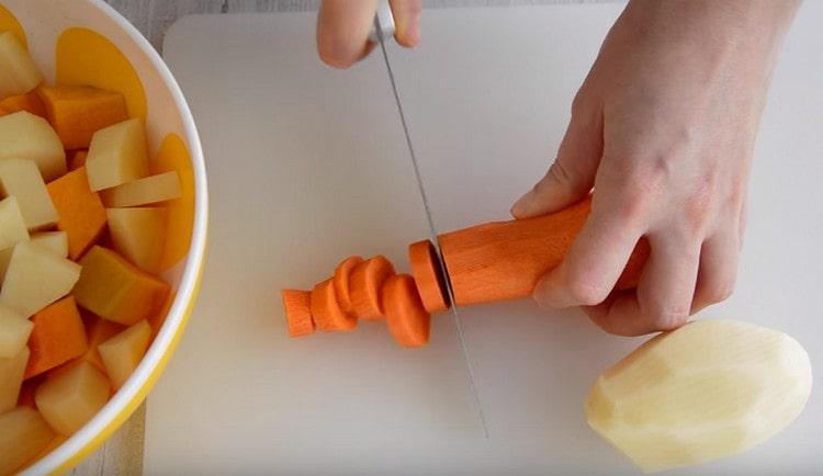 Leikkaa pieniksi paloiksi perunat ja porkkanat.