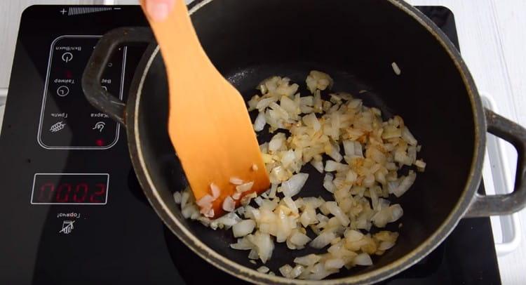Friggere la cipolla con aglio in un calderone fino a doratura.