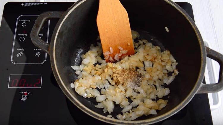 Do cibule přidejte koření s česnekem.