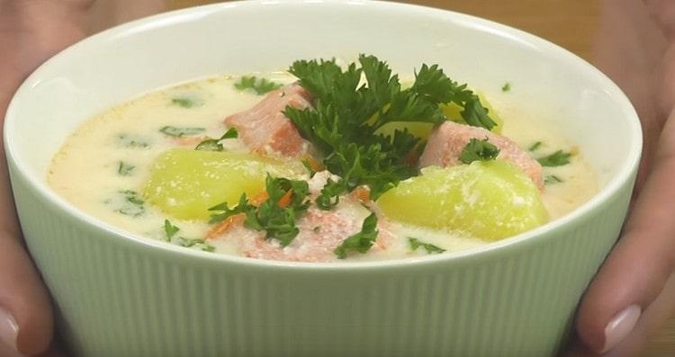 Rote Fischsuppe mit Sahne wird Ihnen helfen, Ihr Familienessen auf exquisite Weise zu variieren.