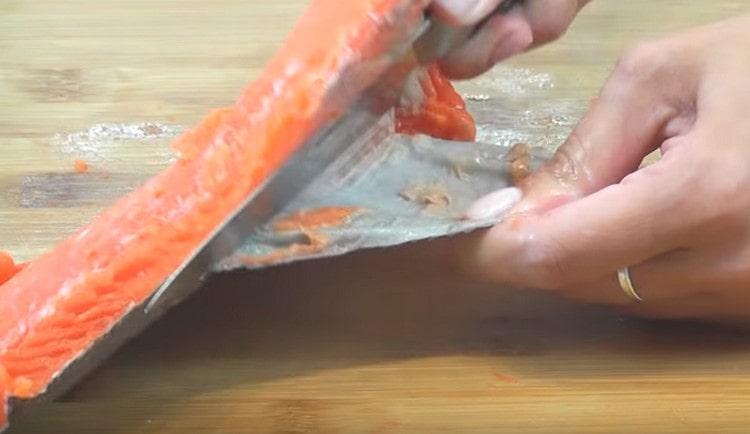 Separare con cura la carne di pesce dalla pelle.