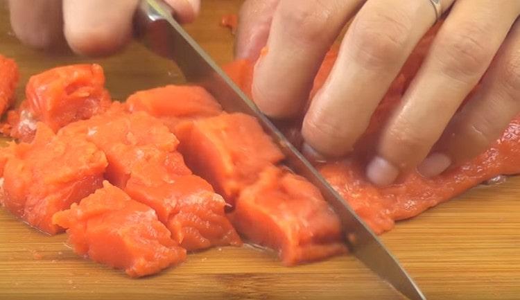 Tagliare il filetto di pesce in piccoli pezzi.