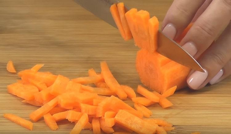 Κόψτε τα καρότα σε λωρίδες.