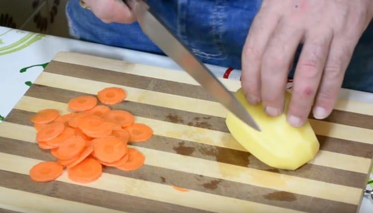 Taglia le carote a dadini e le patate a dadini.