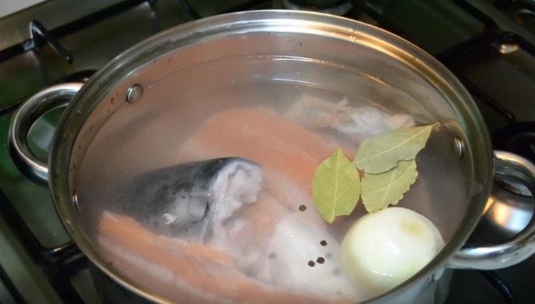 Веднага добавете сол, грах, дафинов лист към рибата.