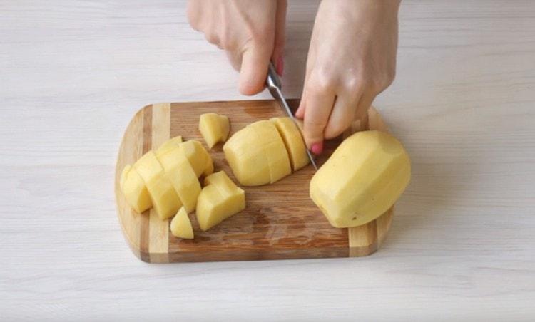 قطع البطاطا إلى قطع.