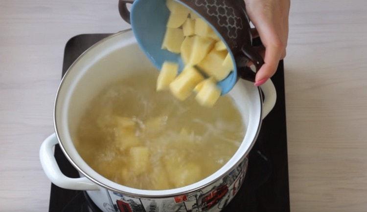 Die Kartoffeln in die gekochte Brühe geben.