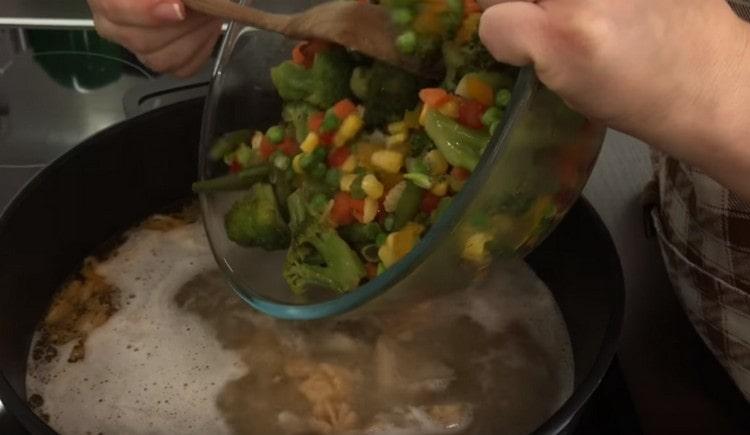 Сложете замразените зеленчуци във варен бульон.