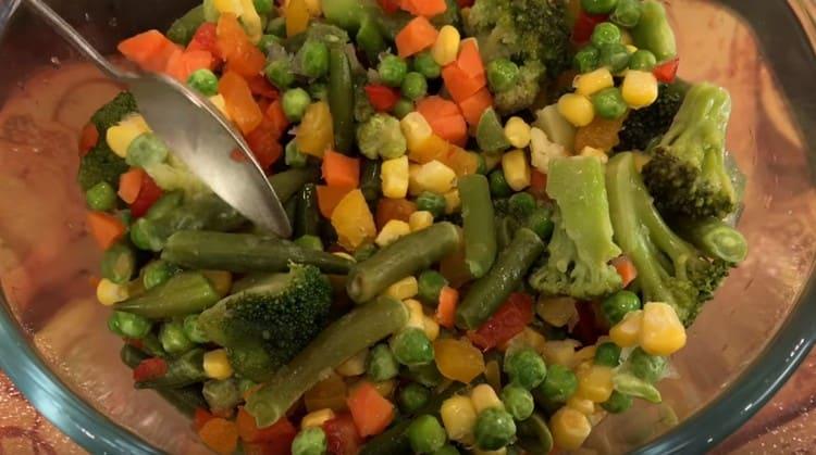 A halleves készítéséhez fagyasztott zöldségek keveréke használható.