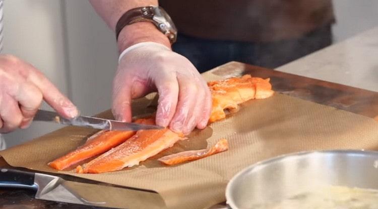 Нарежете рибното филе на малки парченца.
