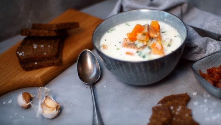 Φινλανδική σούπα ψαριού με κρέμα παρασκευασμένη σύμφωνα με αυτή τη συνταγή θα σας βοηθήσει να προσθέσετε ποικιλία στα καθημερινά δείπνα σας.