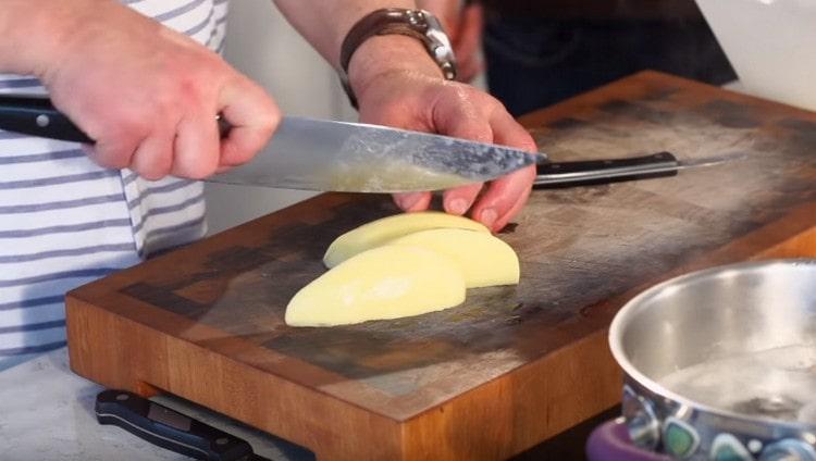 Нарежете картофа на едри парчета.
