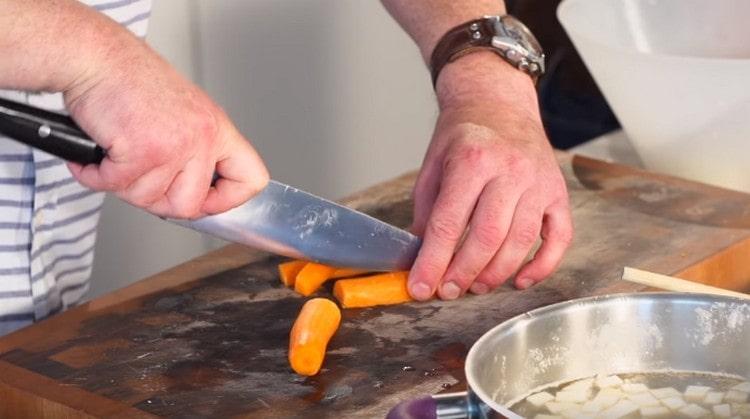 Karotten und Selleriewurzel schneiden.