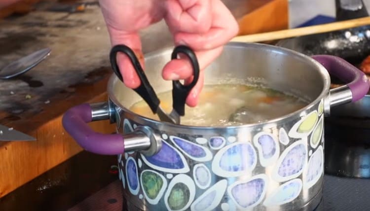 Korvan perunat voidaan leikata pienemmiksi paloiksi kulinaarisaksilla.