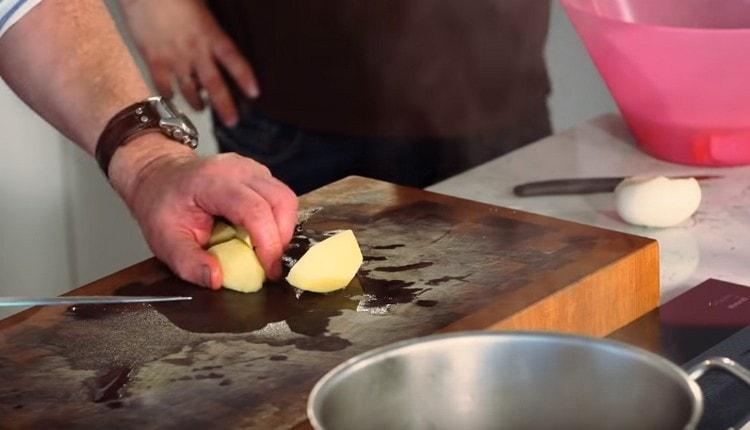 Leikkaa perunat karkeasti ja lisää liemeen.
