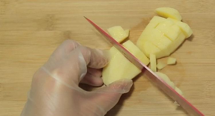 Taglia le patate a dadini.