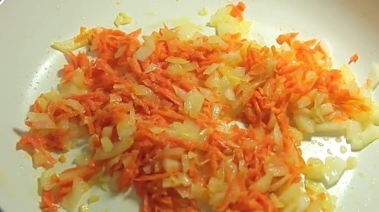 Die Karotten zu der Zwiebel geben und alles zusammen anbraten.