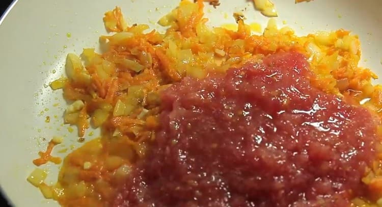 Lisää valkosipuli ja raastetut tomaatit pannulle.