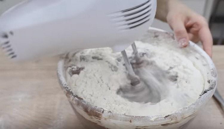 Въведете останалото брашно и постигнете равномерна консистенция на тестото.
