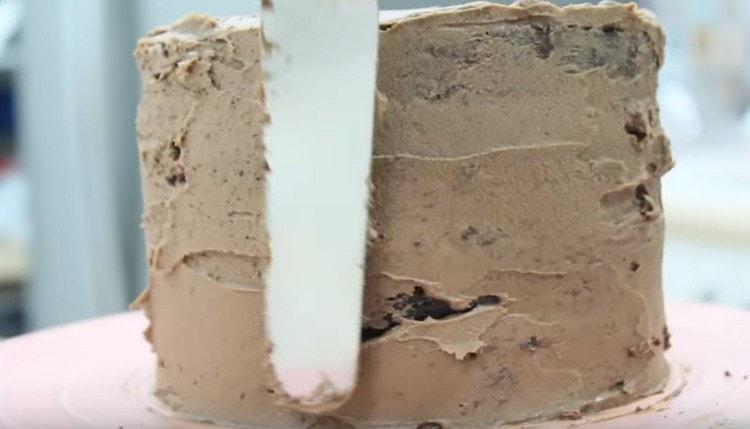 Ricopri la parte superiore e i lati della torta con la crema rimanente.