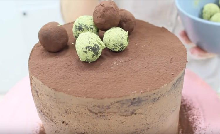 Отгоре на шоколадовата бисквитена торта можете да поръсите какао, както и да украсите с готови декорации.