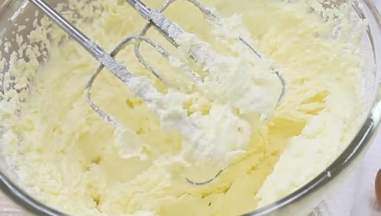 Butter separat mit Zucker verquirlen.