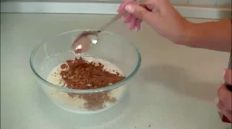 Fügen Sie Kakao dem Teig hinzu, um einen Kuchen zu machen