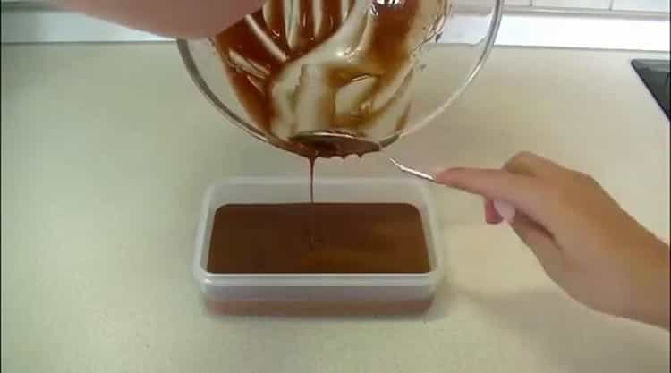 Προετοιμάστε μια ζύμη για να κάνετε μια κέικ ξινή κρέμα