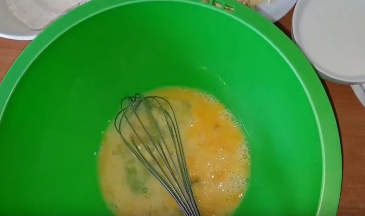 Ed ecco un modo semplice per cucinare frittelle ripiene di formaggio.