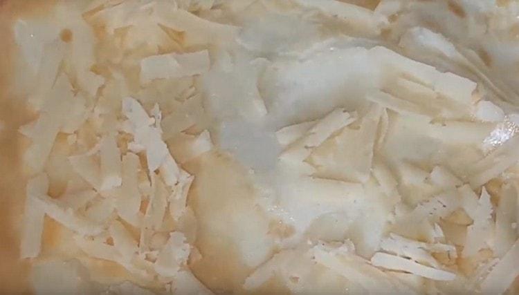 Kepdami apverskite blyną iš kitos pusės ir pabarstykite tarkuotu sūriu.