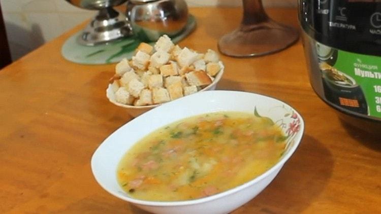 La zuppa di piselli in una pentola a cottura lenta non è solo facile da preparare, ma anche piacevole.