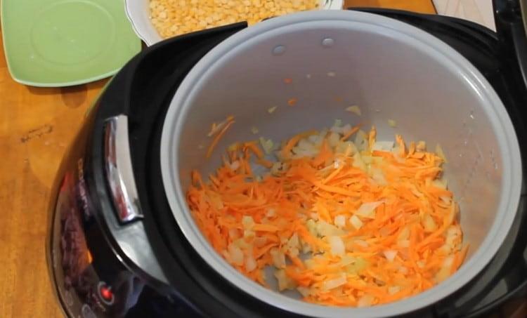 Die Zwiebel mit Karotten in der Mehrkochschüssel anbraten.