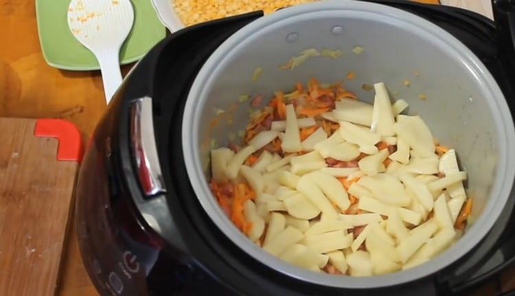 Нарежете картофите на филийки и също добавете към бавната готварска печка.