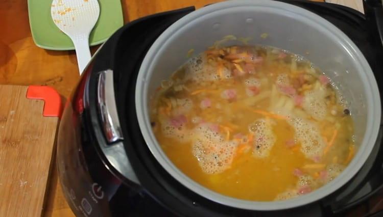 Öntsük az összetevőket vízzel, és kapcsoljuk be a leves főzési módját a multicooker-en.