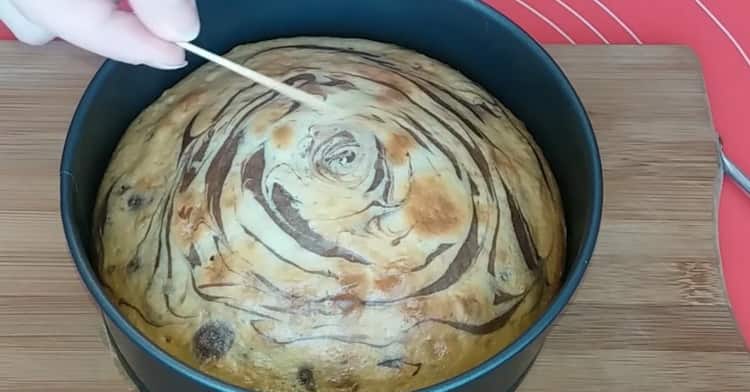 Για να φτιάξετε ένα κέικ ζέβρας με κεφίρ, ελέγξτε την ετοιμότητα του κέικ