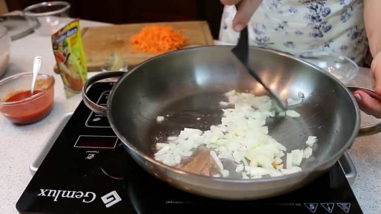 Far rosolare le cipolle per preparare il sugo per le cotolette