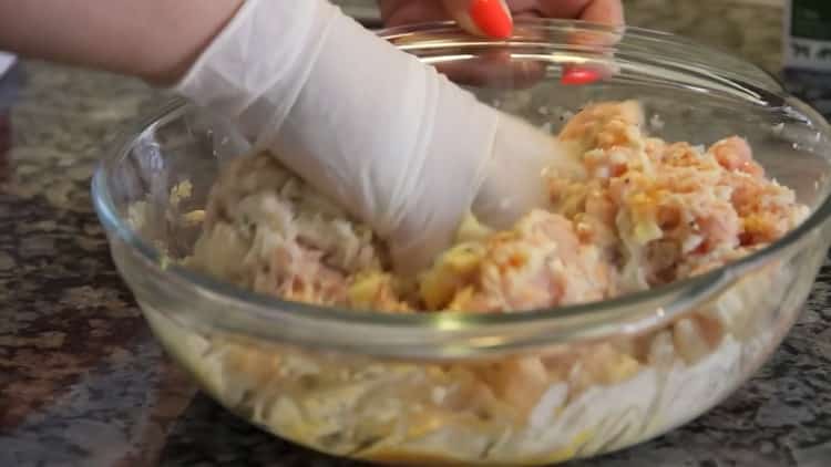 За приготвянето на смлени пилешки котлети разбийте каймата
