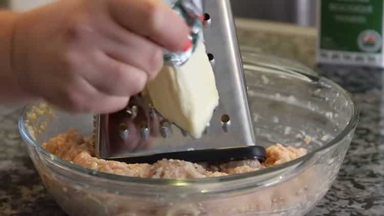 Přidejte máslo, abyste vytvořili kuřecí mleté ​​masové kuličky
