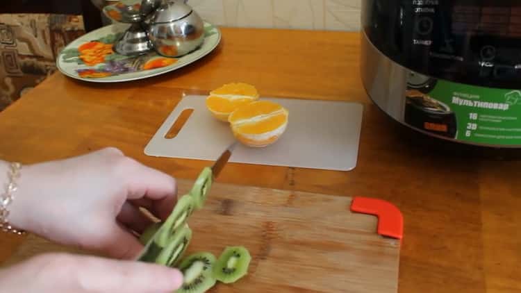 Για να κάνετε μια κέικ μελιού σε μια βραδεία κουζίνα, κόψτε τα φρούτα