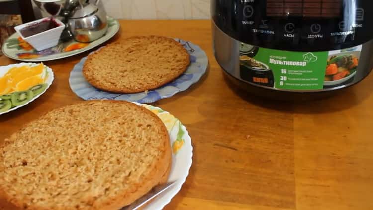 Um einen Honigkuchen in einem langsamen Kocher zuzubereiten, schneiden Sie den Keks in Kuchen