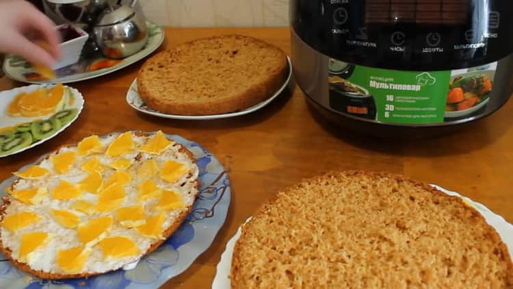 За да приготвите медена торта в бавна готварска машина, намажете тортите с крем