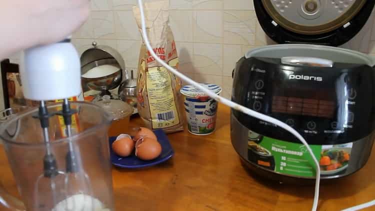 Bereiten Sie die Zutaten vor, um einen Honigkuchen in einem Slow Cooker zuzubereiten